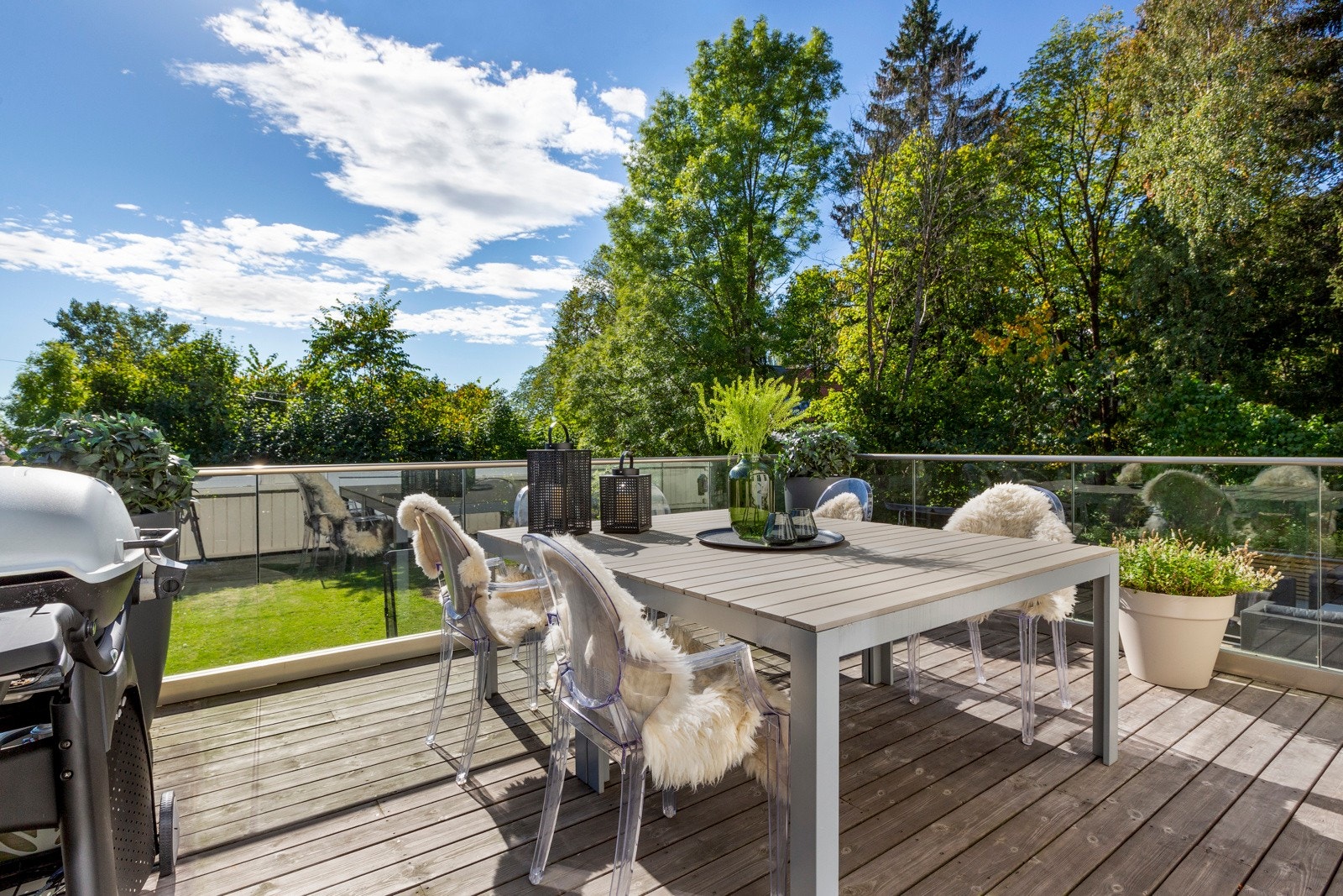 Sydvendt terrasse på ca. 19 kvm med trapp ned til hagen. Under terrassen er det lagringsmuligeheter i en ca. 20 kvm stor bod. Galleribilde