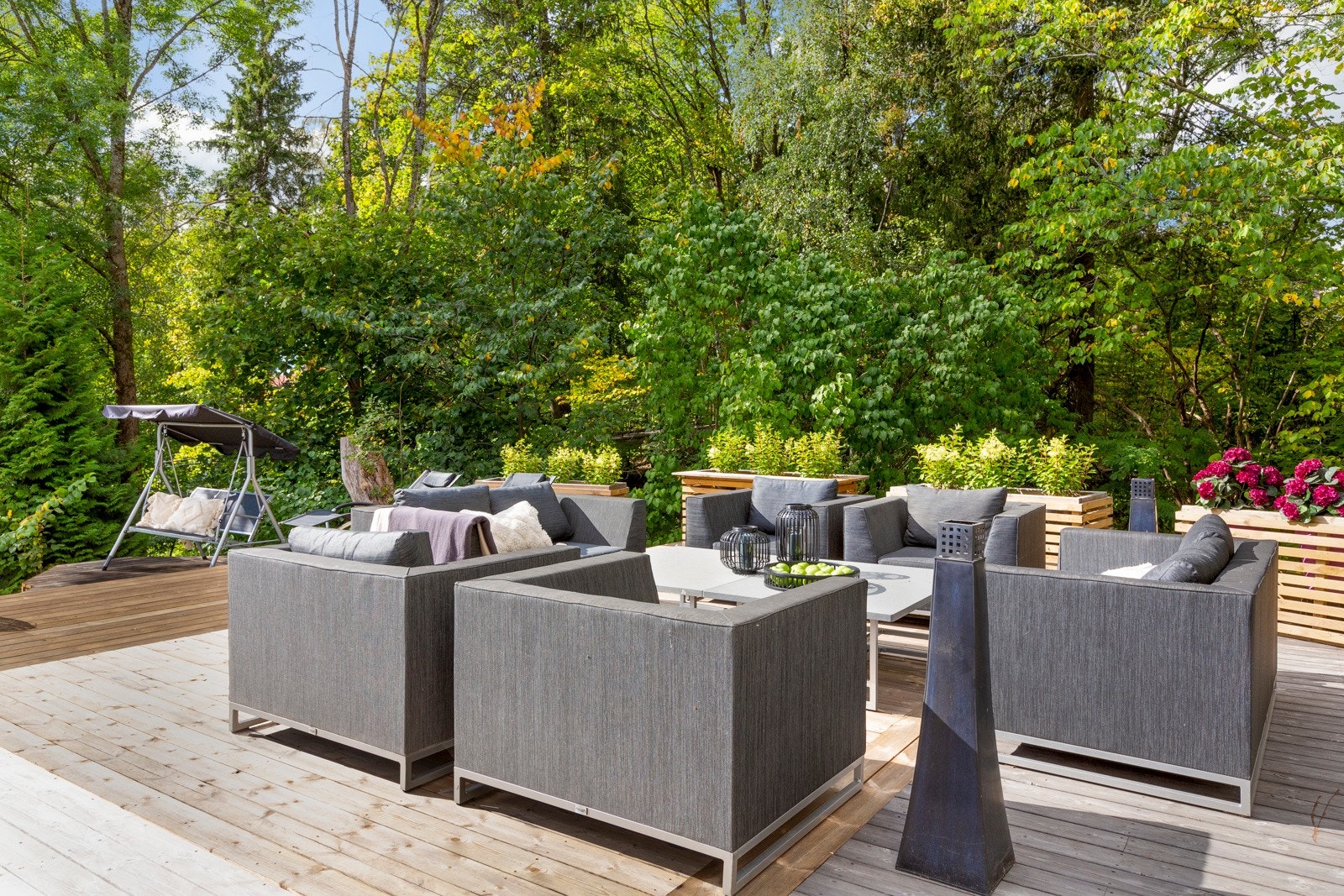 Det er god plass til flere sittegrupper, solsenger m.m. på den store terrassen. Galleribilde