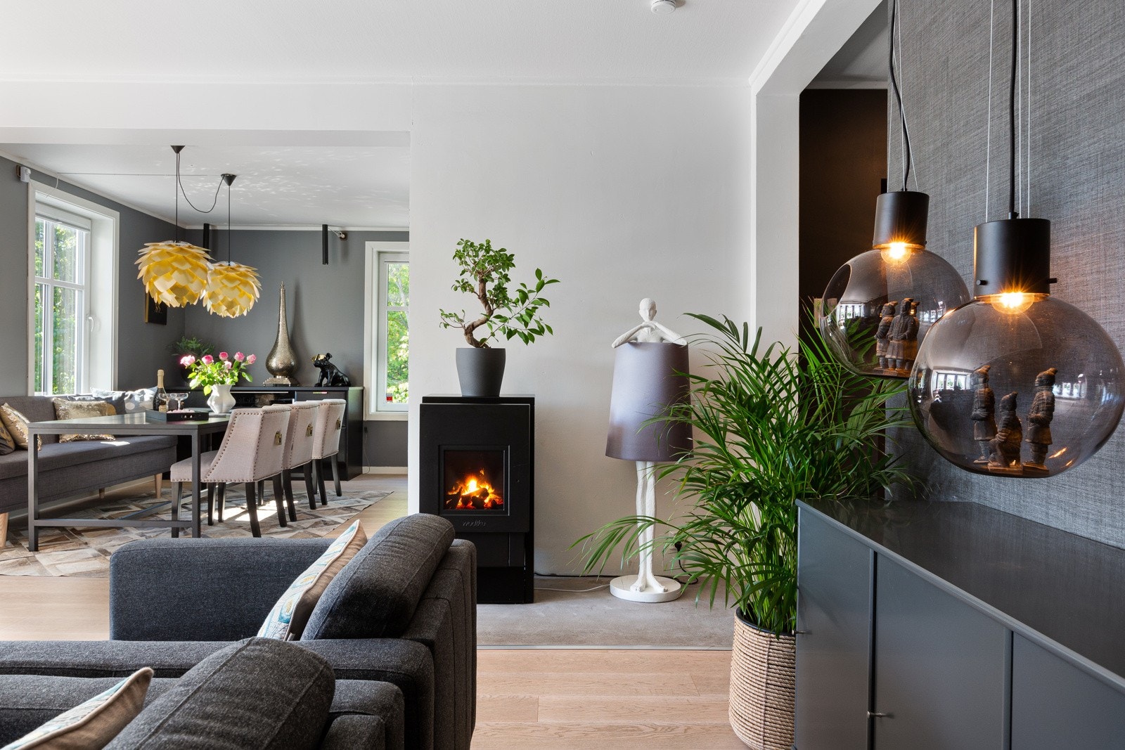 Pellets fyrt peis i stuen som varmer godt. Det er montert varmepumpe i gang i 1. etasje. Galleribilde