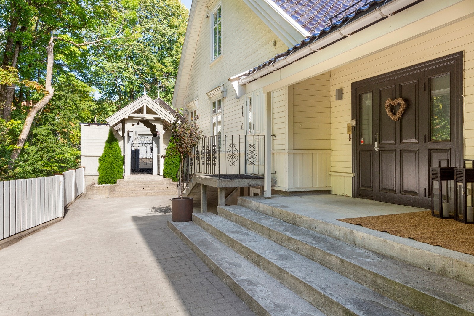 Hyggelig inngangsparti til hoveddelen. Egen inngang til hybeldel i tilbygg ved siden av. Galleribilde