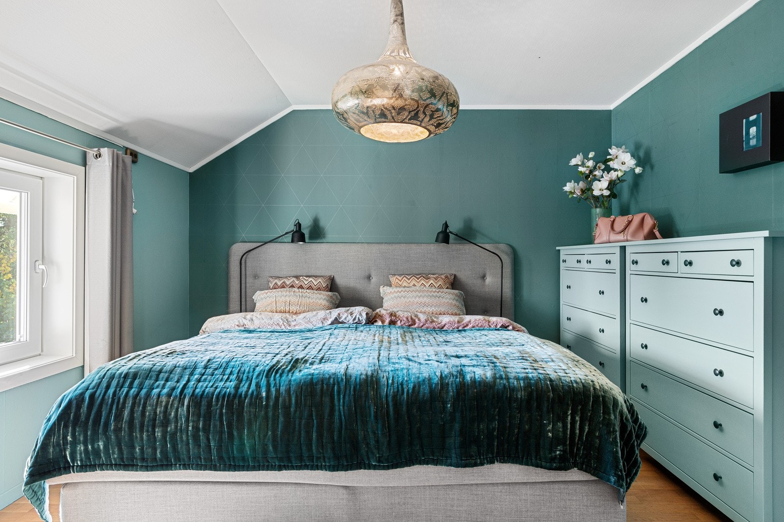 Soverom 1 med plass til dobbeltseng og møbler for oppbevaring. Galleribilde