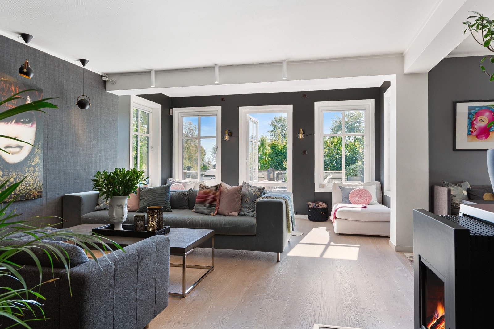 Lys og åpen stue med store vindusflater. Galleribilde