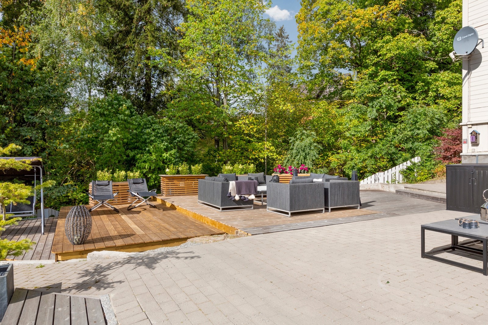 Boligen har en flott hage med belegningsstein, samt plattinger over 3 plan på tilsammen ca. 100 kvm. Galleribilde