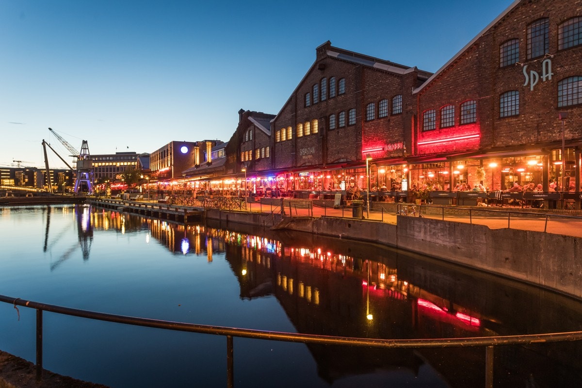 Solsiden er i kort gangavstand fra leiligheten, og har flere restauranter, uteplasser og kjøpesenter Galleribilde