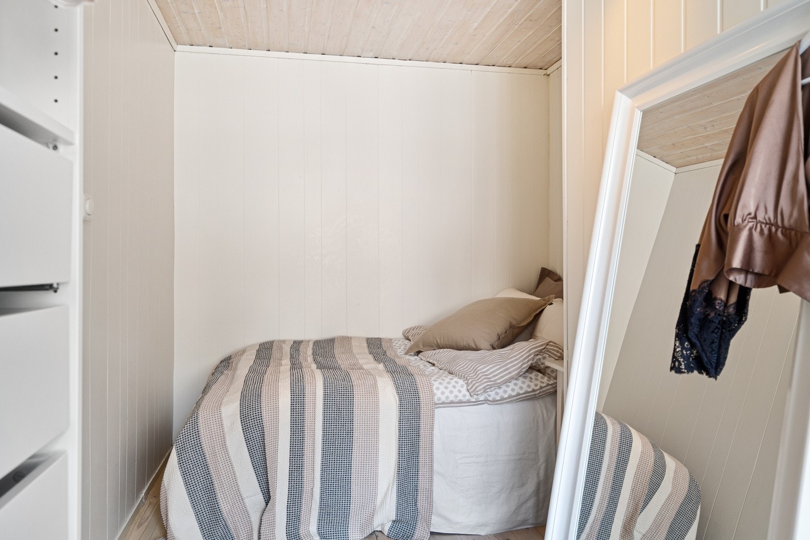 Hovedsoverommet er på 8 m² med god plass til dobbeltseng og tilhørende møblement Galleribilde