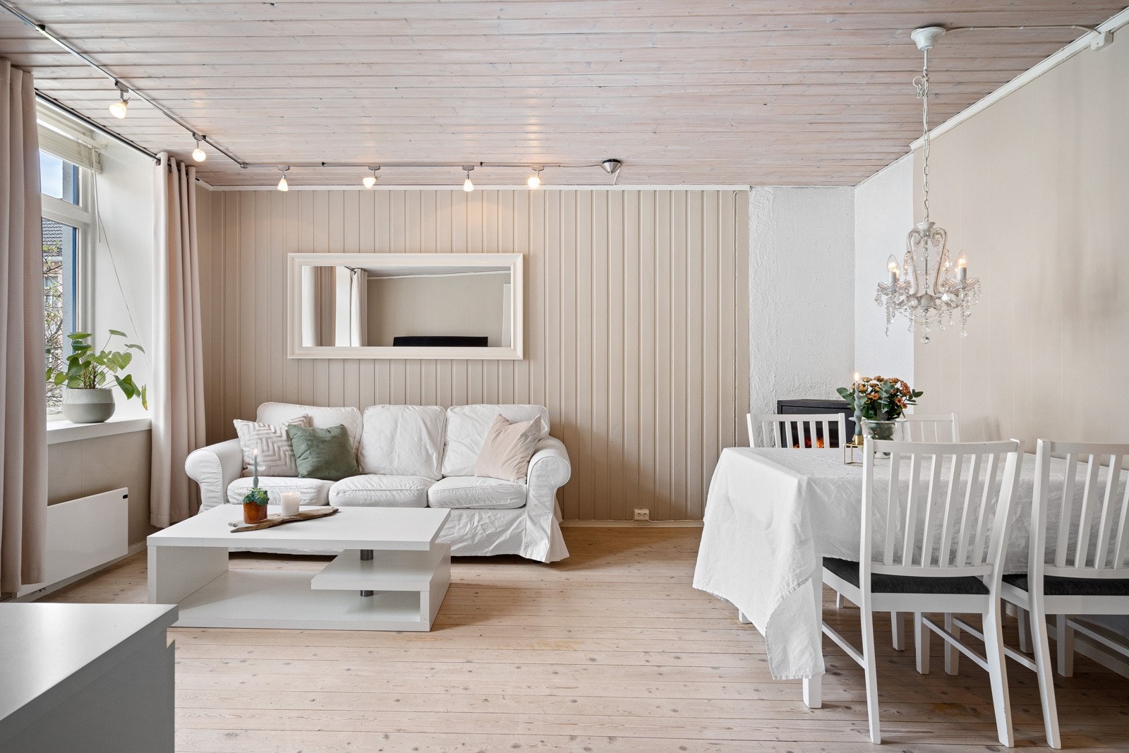 Stuen rommer hele 18 m² med god plass til flere ulike sittegrupper Galleribilde