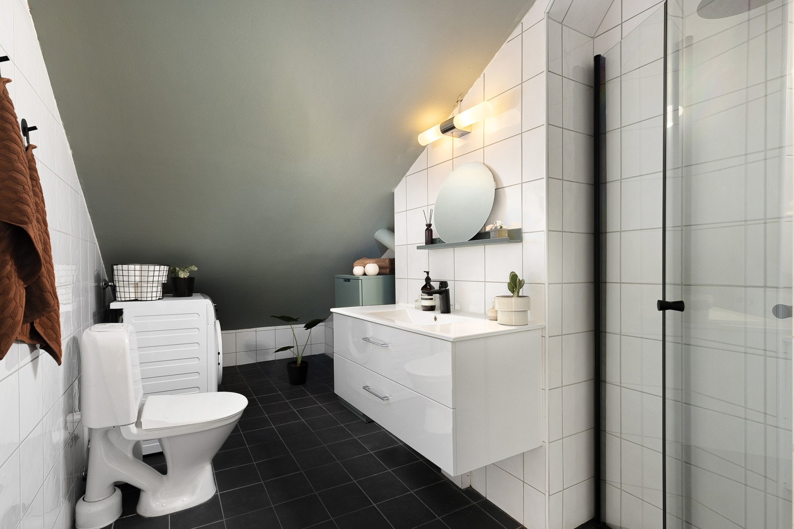 Romslig og flislagt baderom fra 2009 med gulvvarme og alle moderne fasiliteter man behøver. Galleribilde