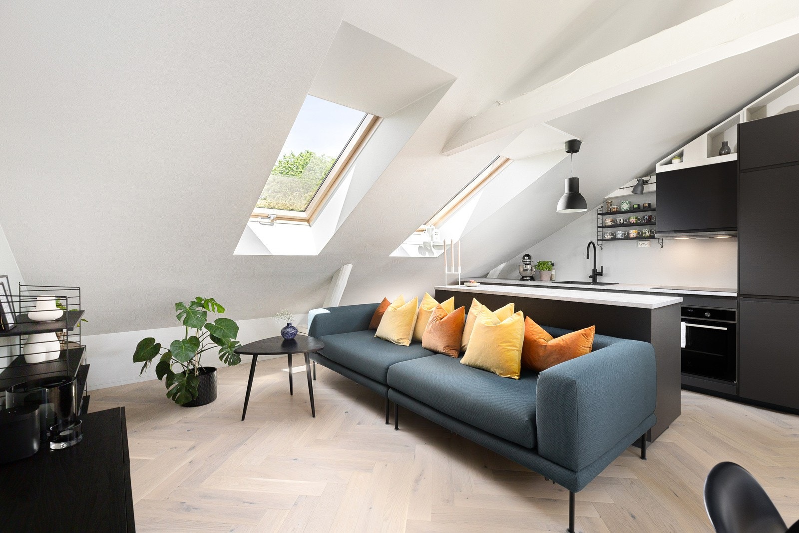 Kjøkkenøy mellom stue og kjøkken skaper et naturlig skille mellom sonene. Galleribilde