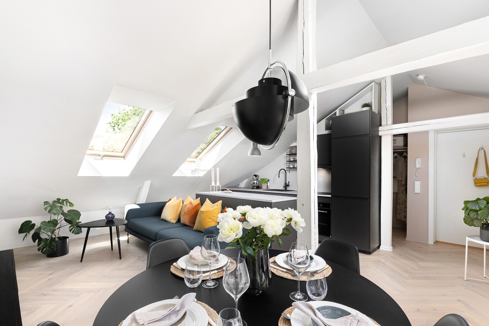 Stuen har ypperlige møbleringsmuligheter. Det er plass til sofa med stuebord og spisebord med stoler. Galleribilde