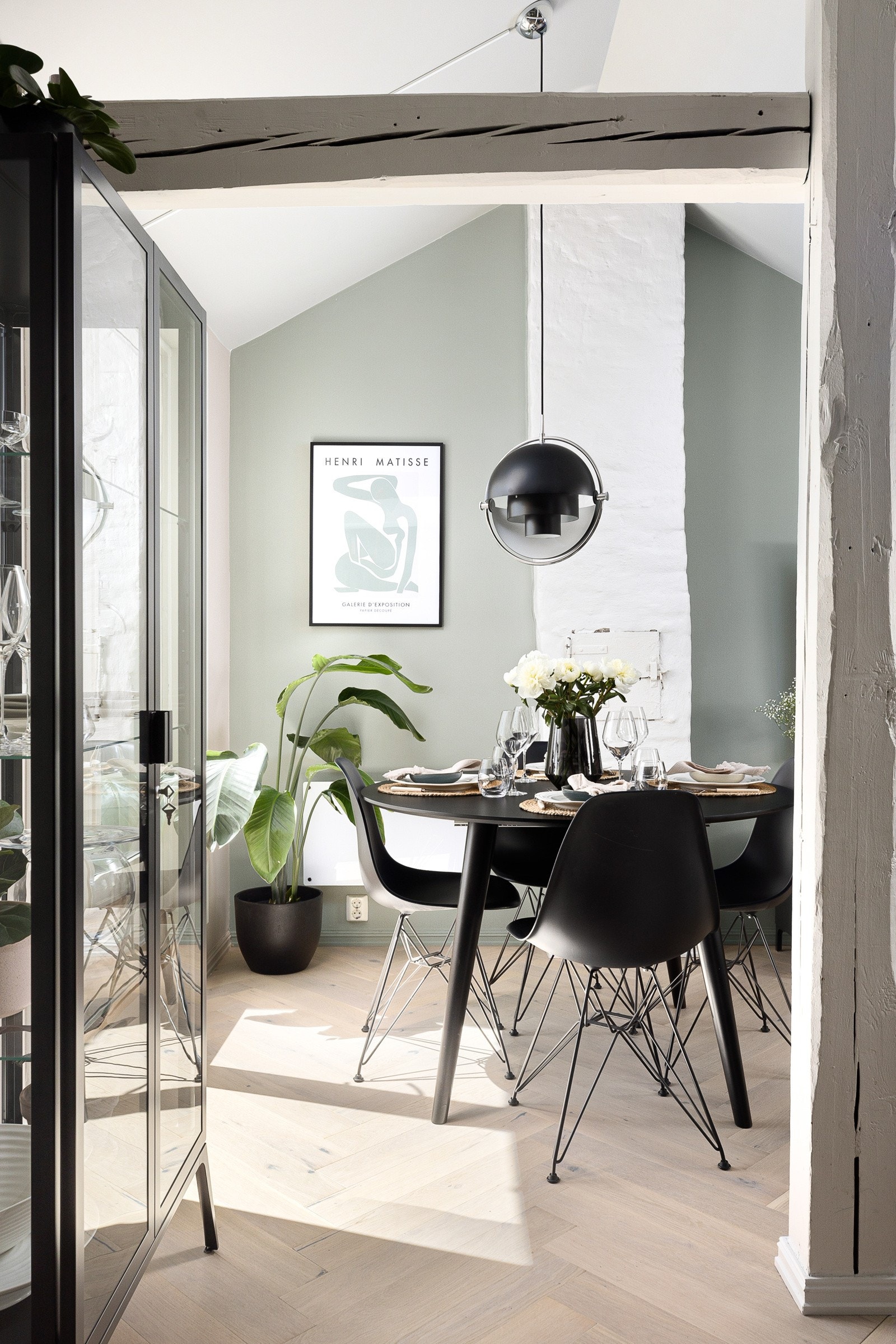 I nyere tid har leiligheten blitt modernisert med lekkert kjøkken med mørke fronter og fiskebensparkett på gulv, Galleribilde