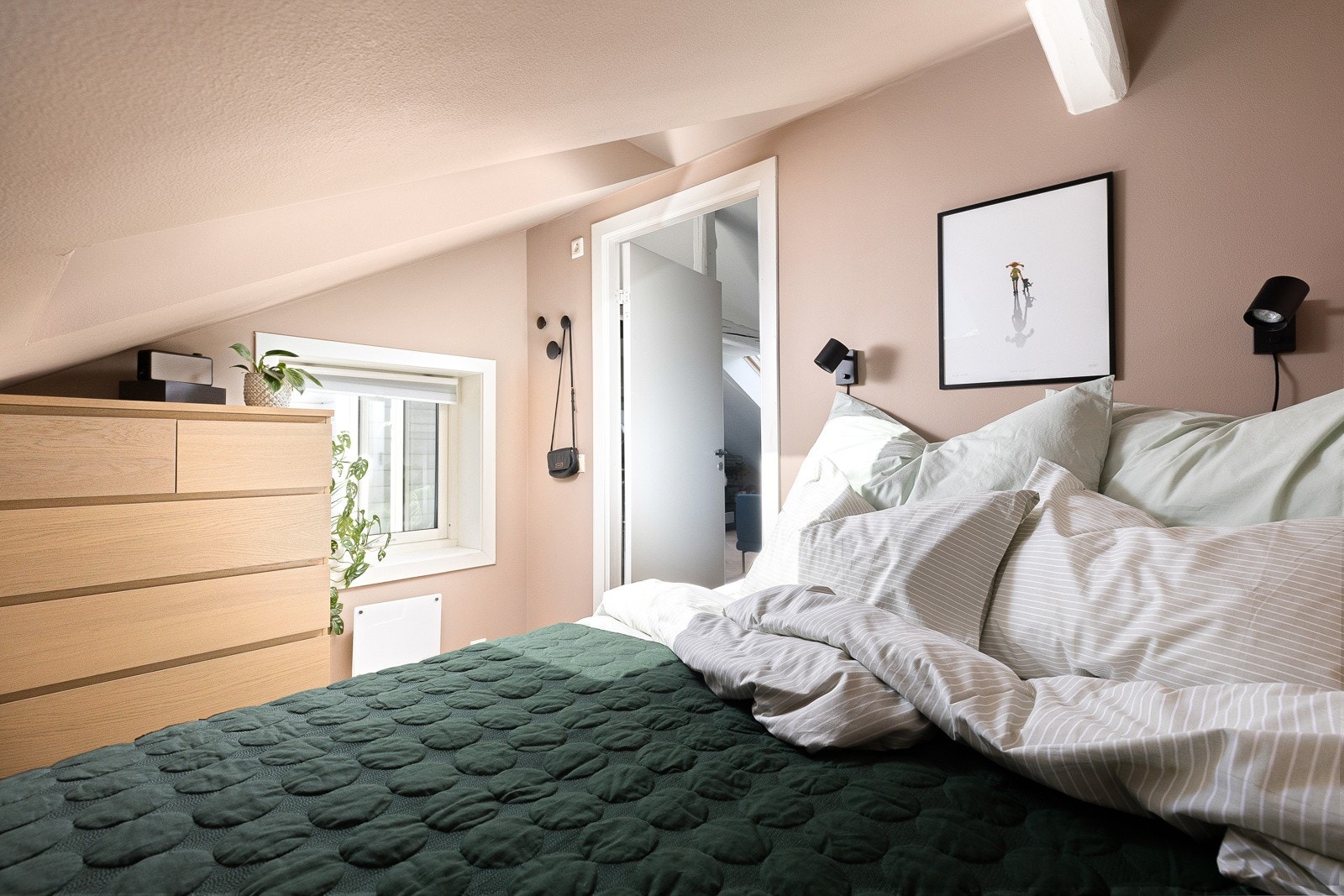 Soverommet har inngang fra stuen, og er malt i en delikat farge. Galleribilde