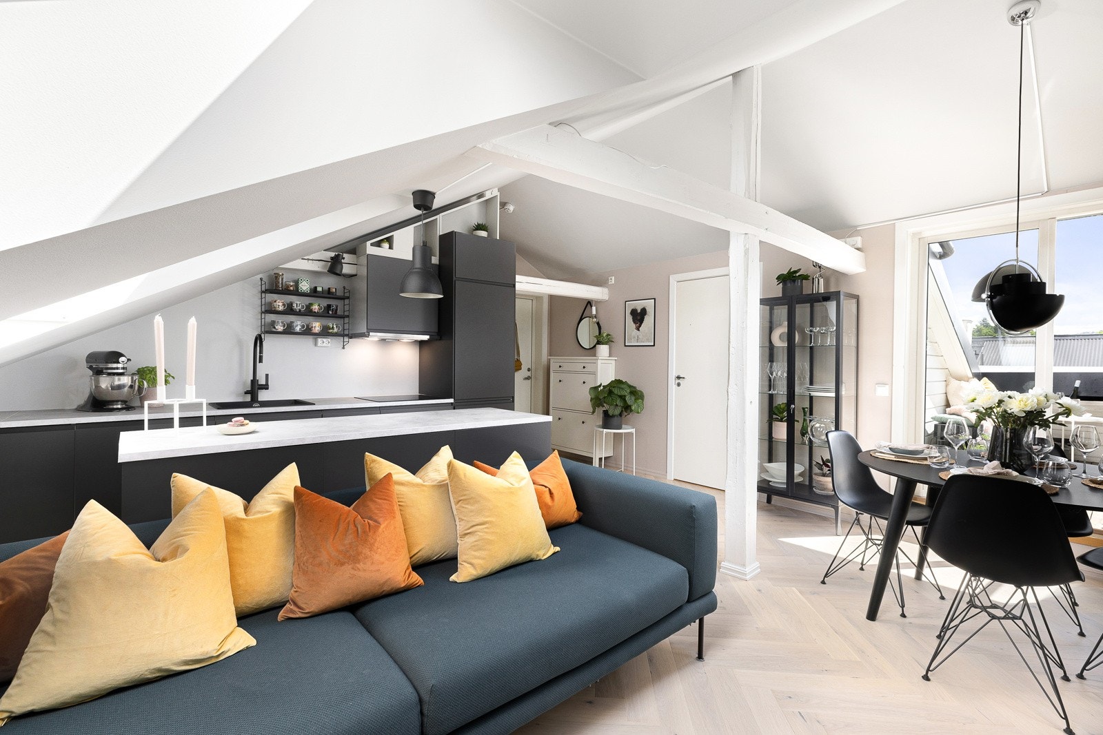 Loftsleiligheten ble bygget i 2009 og ligger i 5.etasje i klassisk bygård fra 1895. Galleribilde