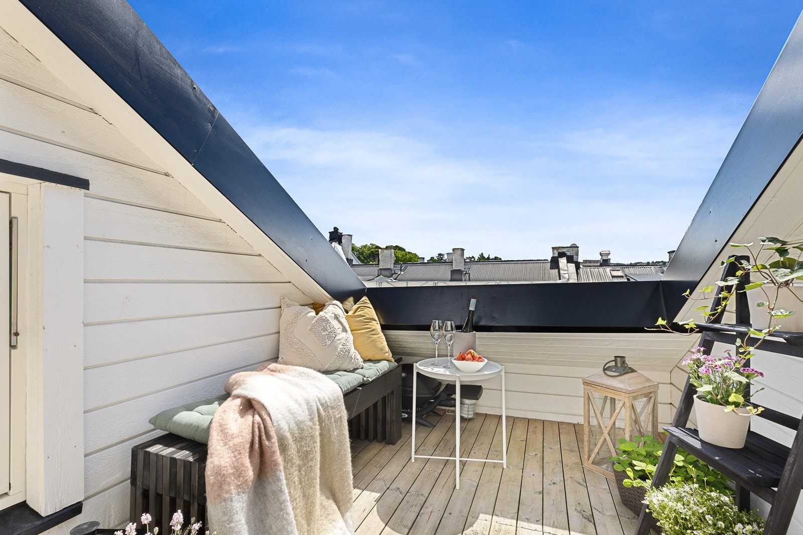 Enkelt å møblere med utemøbler og grill. Galleribilde