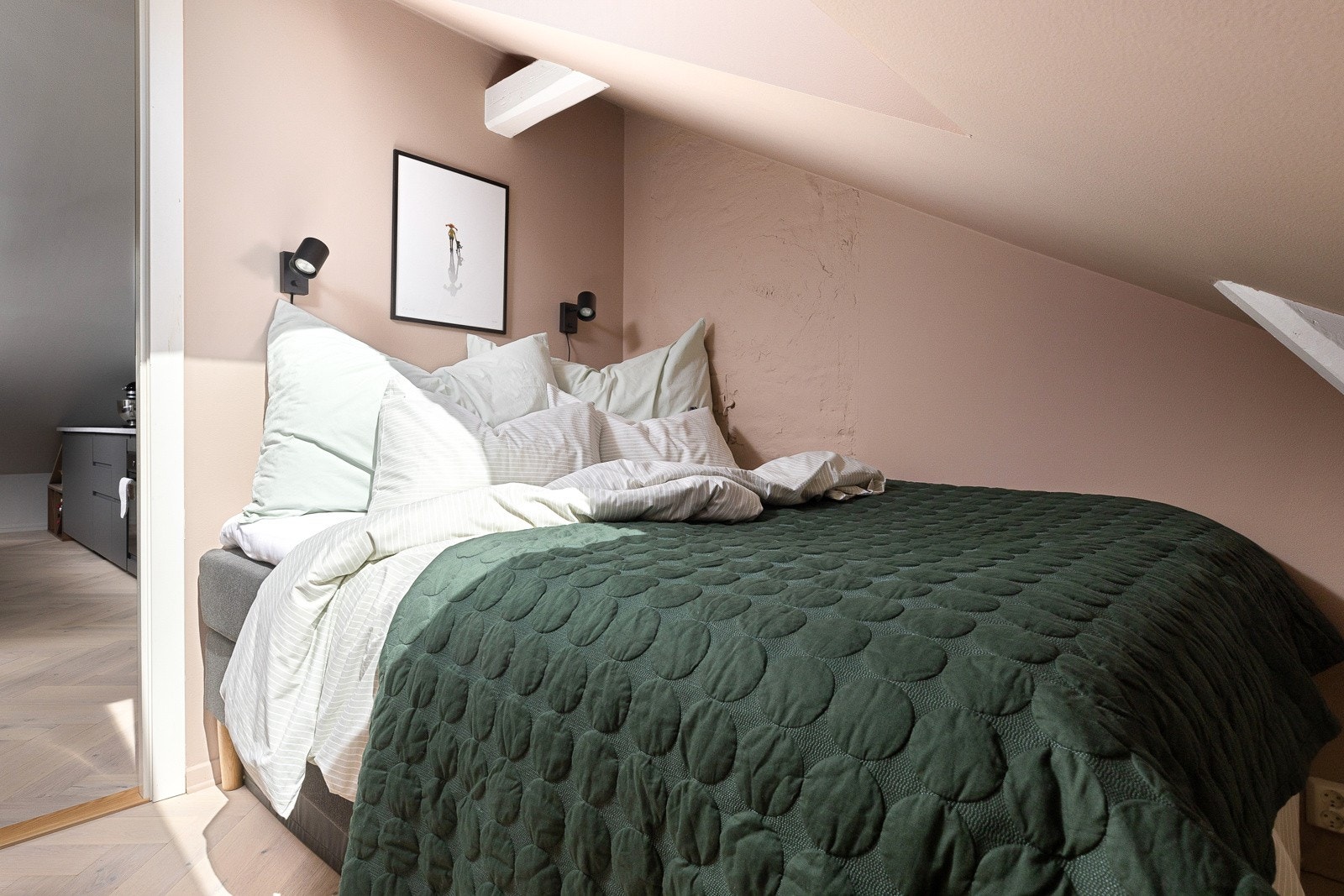 Fargen står i fin stil til fiskebensparketten på gulvet. Galleribilde