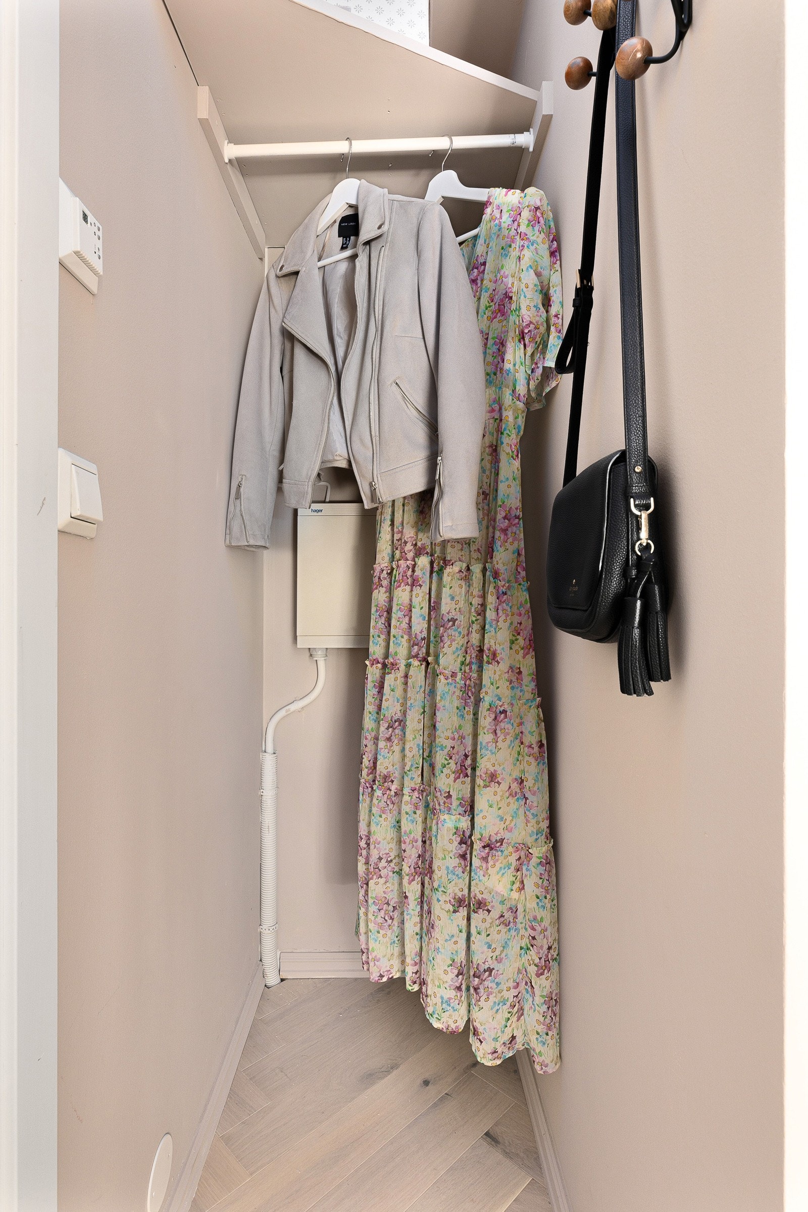 I entréen er det en nisje til oppheng av yttertøy. Galleribilde