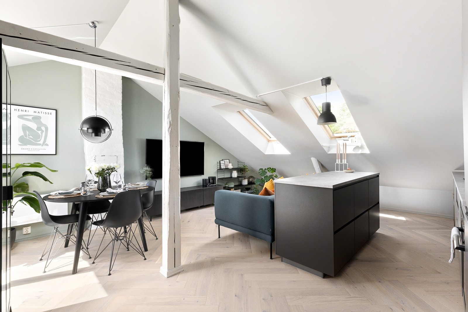 Velkommen til Sverdrups gate 11 - En nydelig og lys 2-roms loftsleilighet med sentral beliggenhet på Grünerløkka! Galleribilde