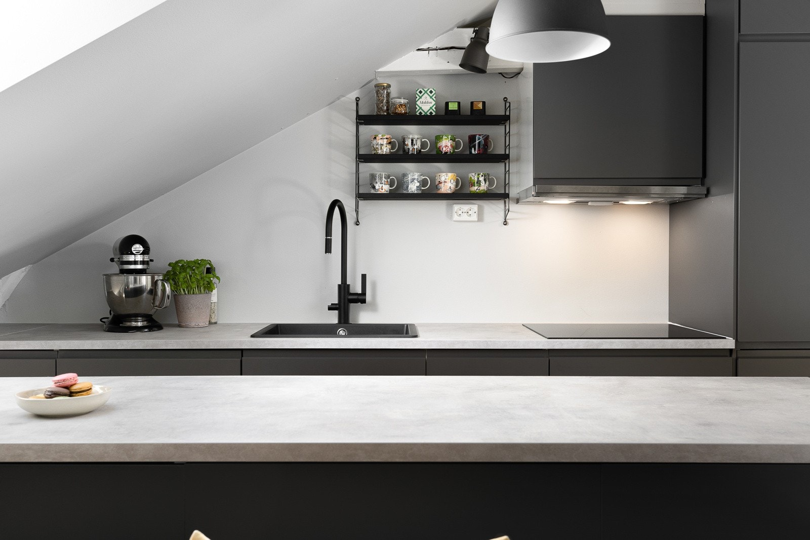 Det er integrerte hvitevarer i form av ovn/koketopp, kjøl/frys og oppvaskmaskin. Galleribilde