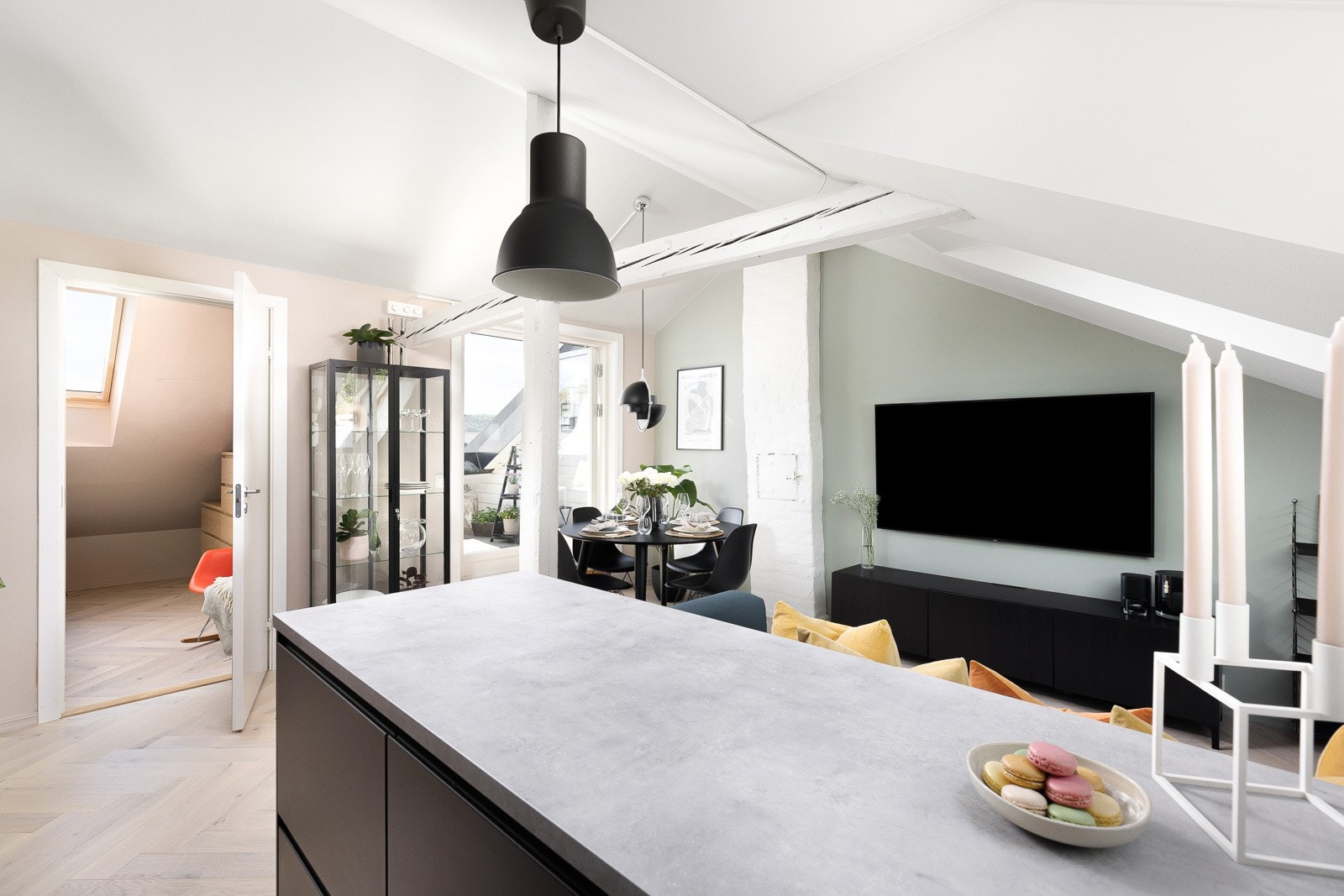 Leiligheten er malt i behagelige farger og har synlige bjelkelag som gir et unik preg. Galleribilde