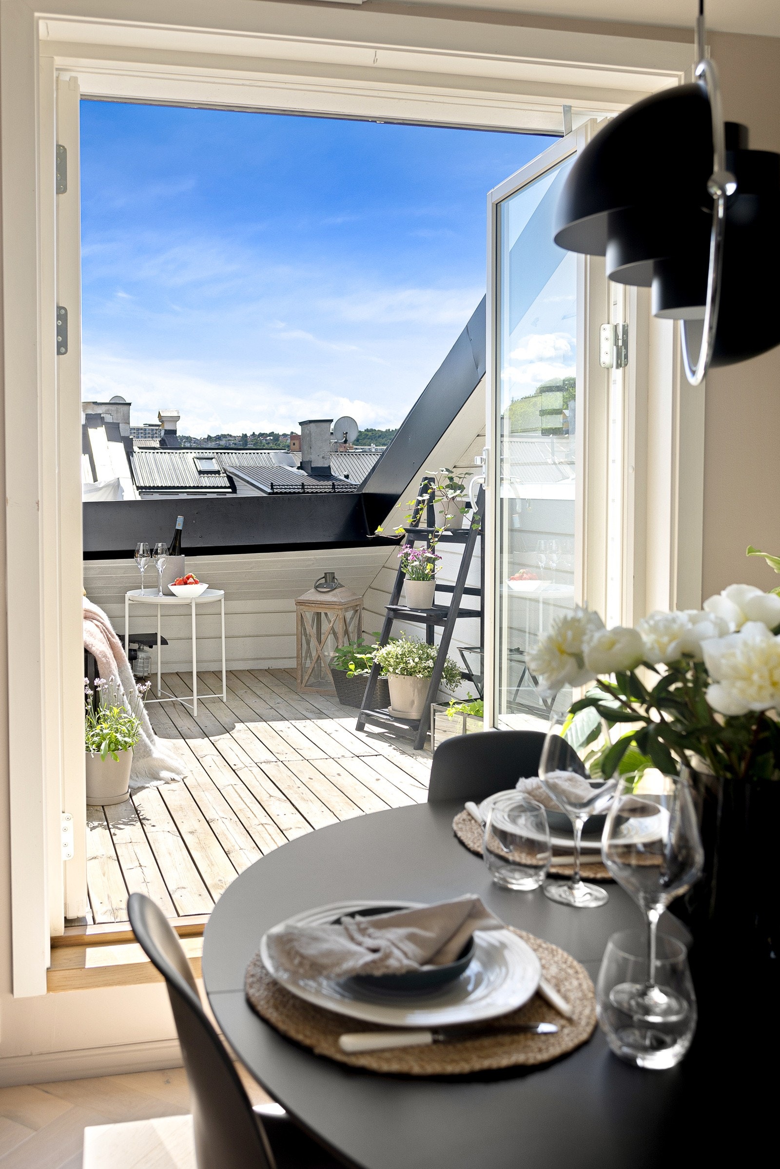 Fra stuen er det utgang til privat terrasse med pent skue over de klassiske hustakene mot bakgården Galleribilde