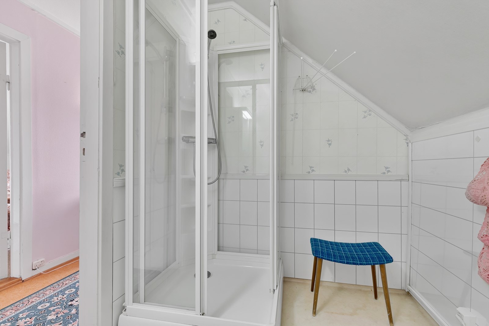 2. etasje - Bad med dusjkabinett Galleribilde