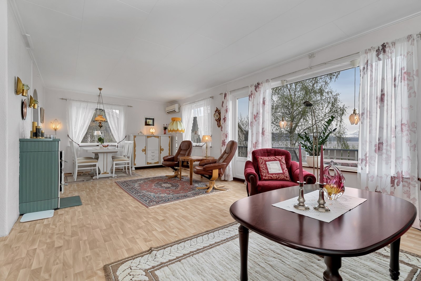 Stue med utgang til veranda Galleribilde