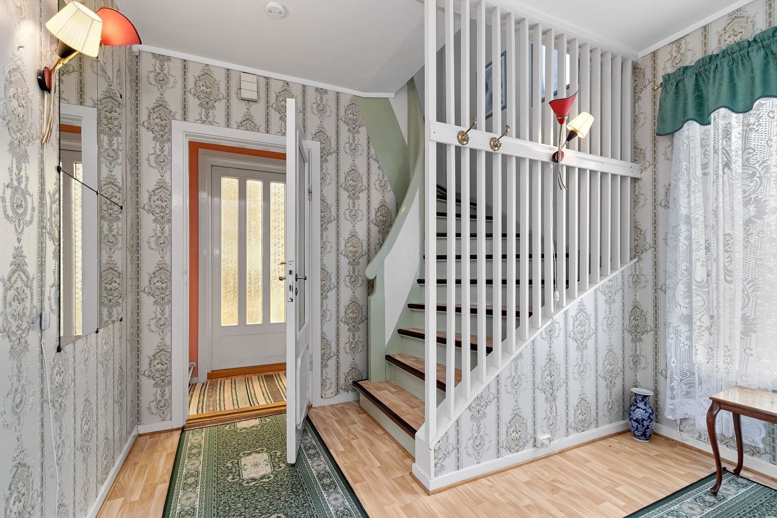 Hall med trall til 2. etasje Galleribilde