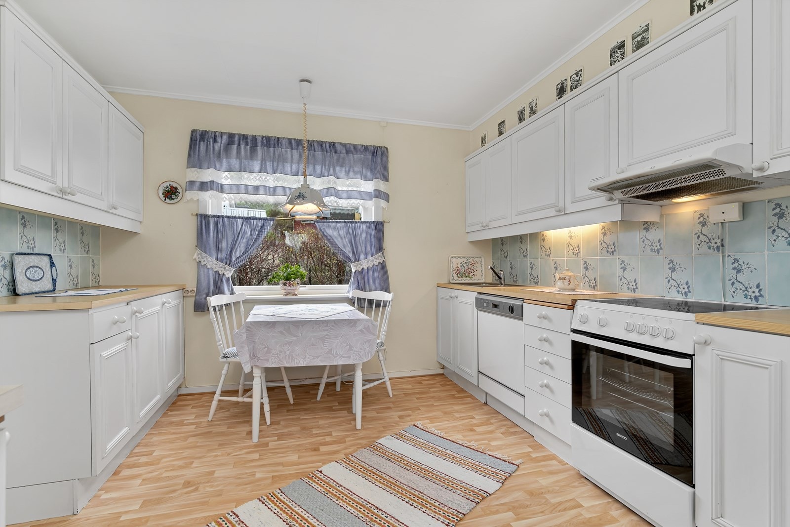 1. etasje - Kjøkken med plass til spisebord Galleribilde