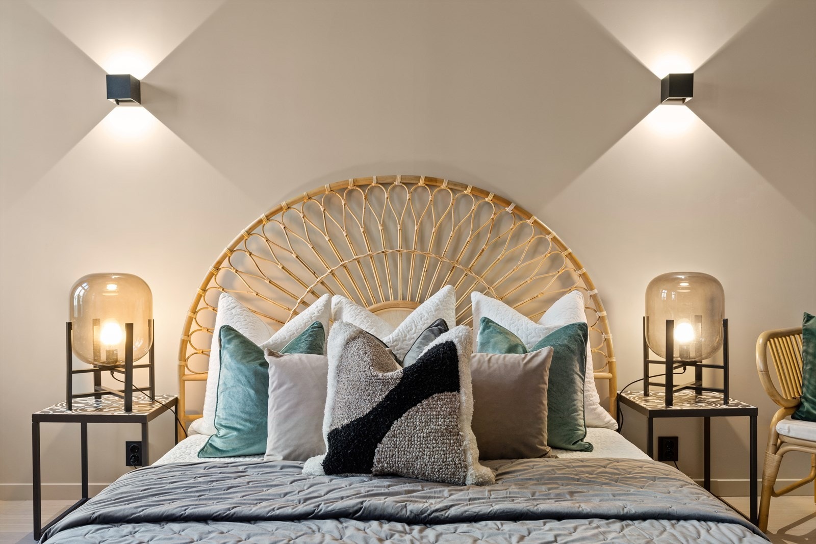 Rommet er malt i en lun og delikat farge som gjør rommet koselig Galleribilde