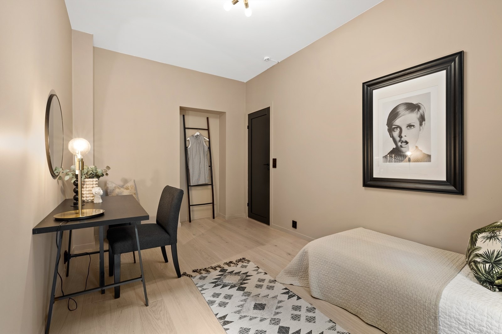 Rommet har god plass for garderobeløsning. Galleribilde