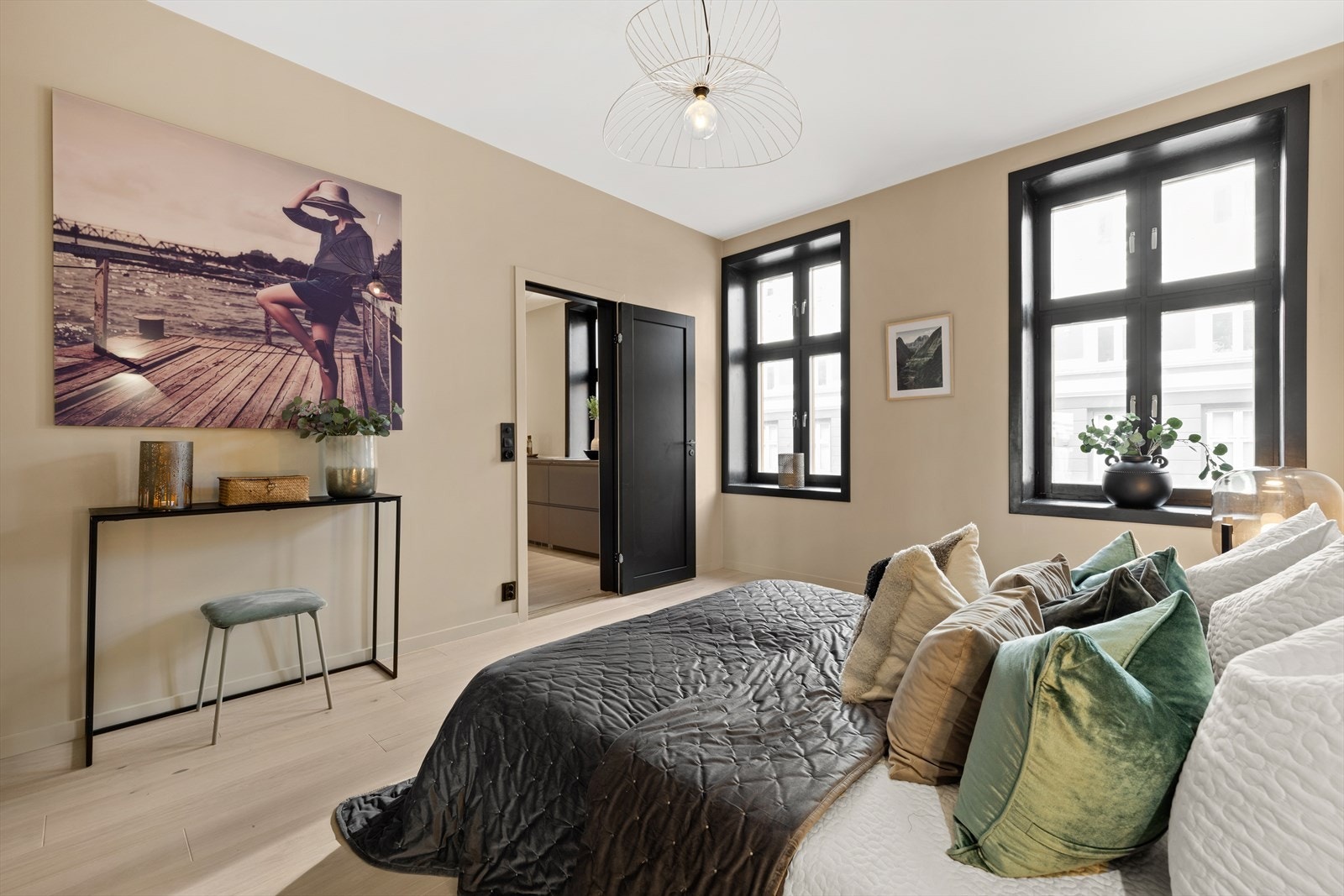 Store vindusflater som gir rommet godt med naturlig lys Galleribilde