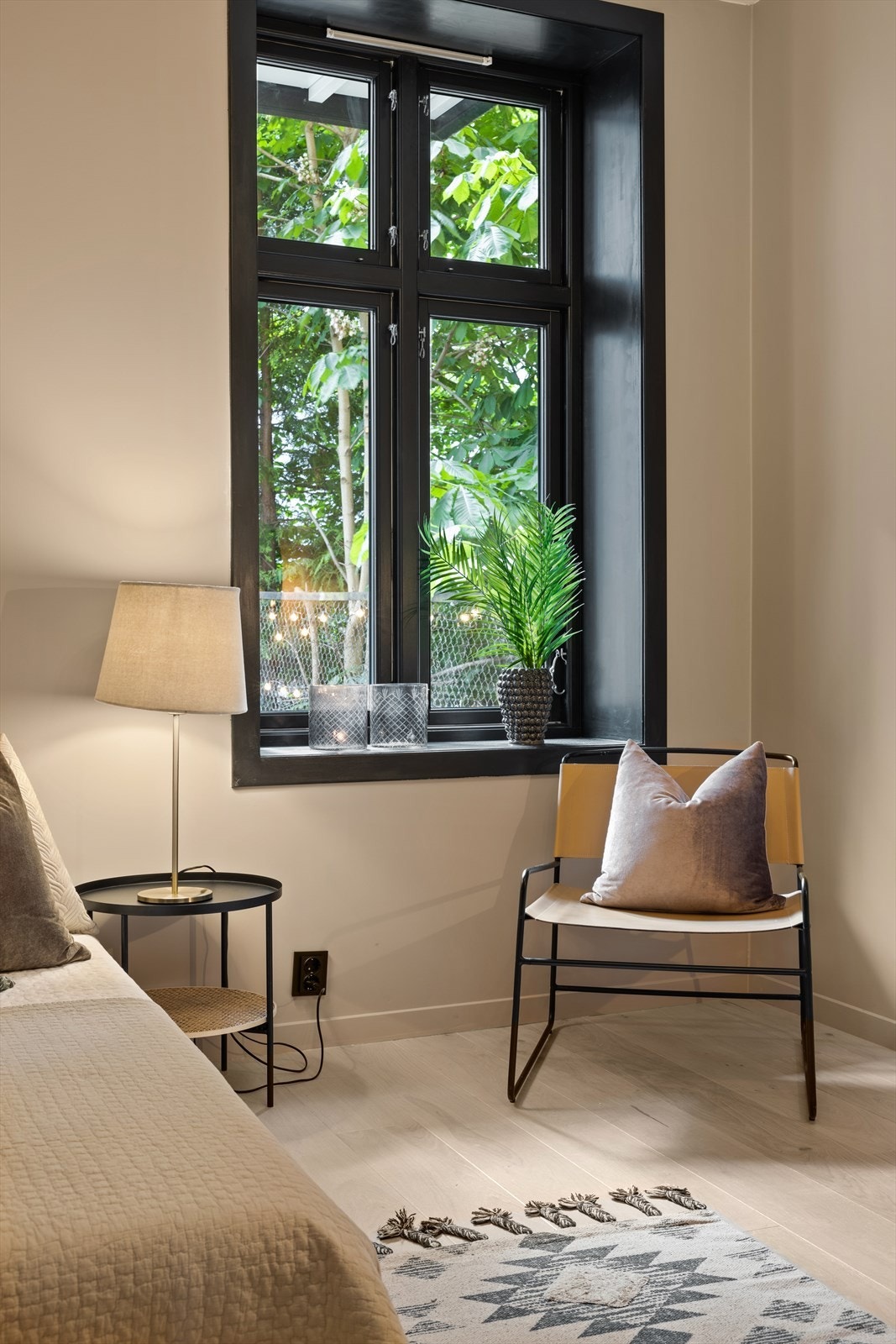 Store vindusflater som gir rommet godt med naturlig lysinnslipp Galleribilde