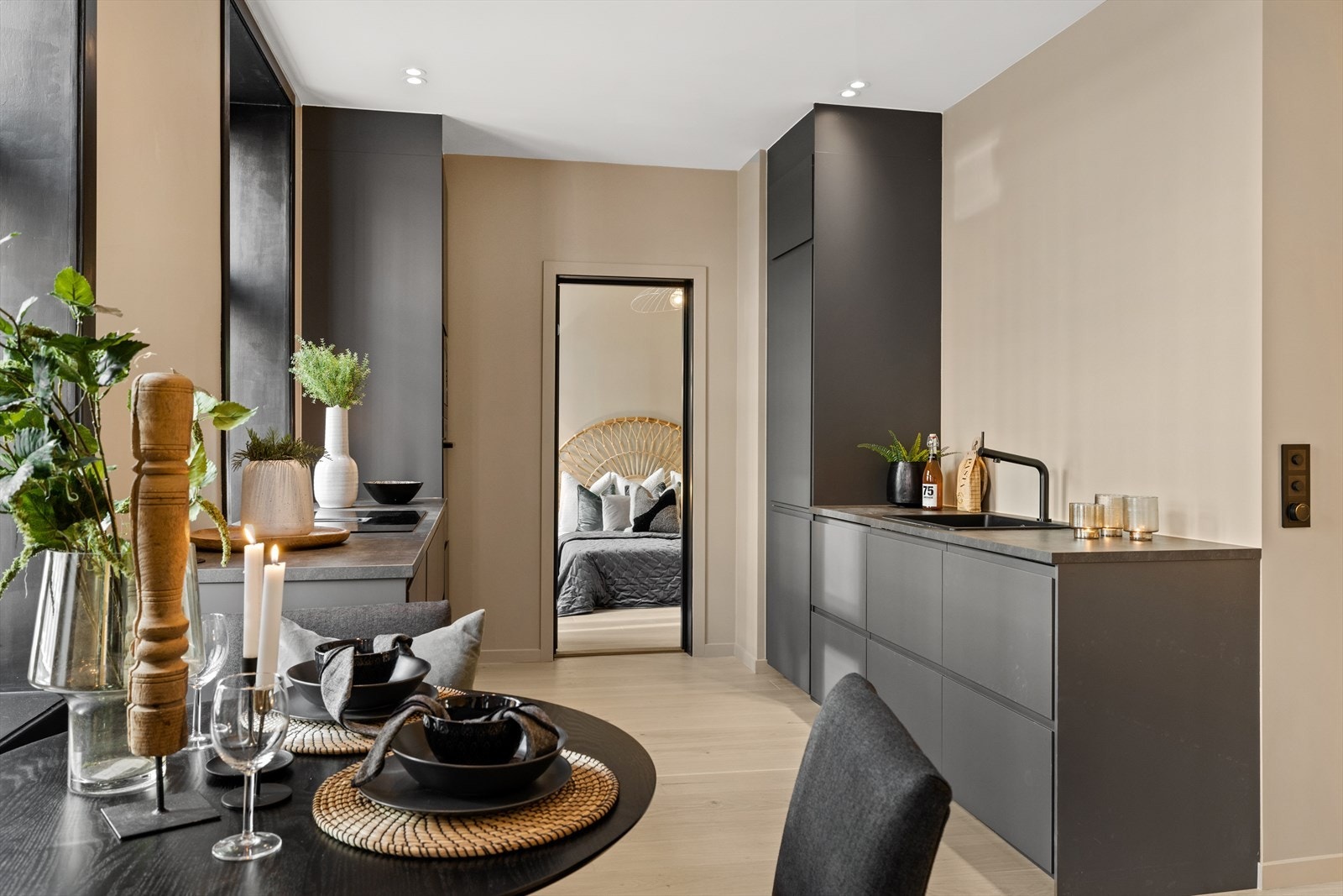 Nytt, rålekkert kjøkken med integrerte hvitevarer Galleribilde