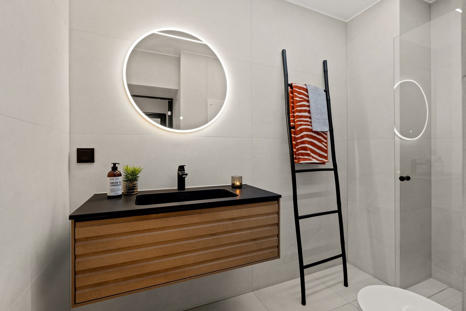 Delikat baderom som holder et tidløst preg oppgradert i 2022 Galleribilde