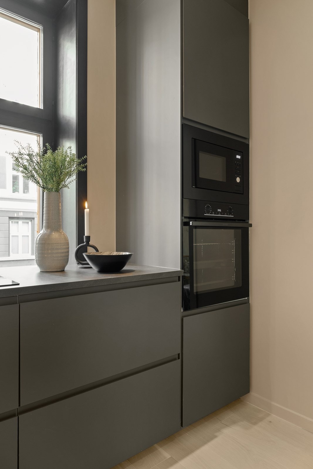 Kjøkkenet holder et tidløst preg med sine slette matte fronter Galleribilde