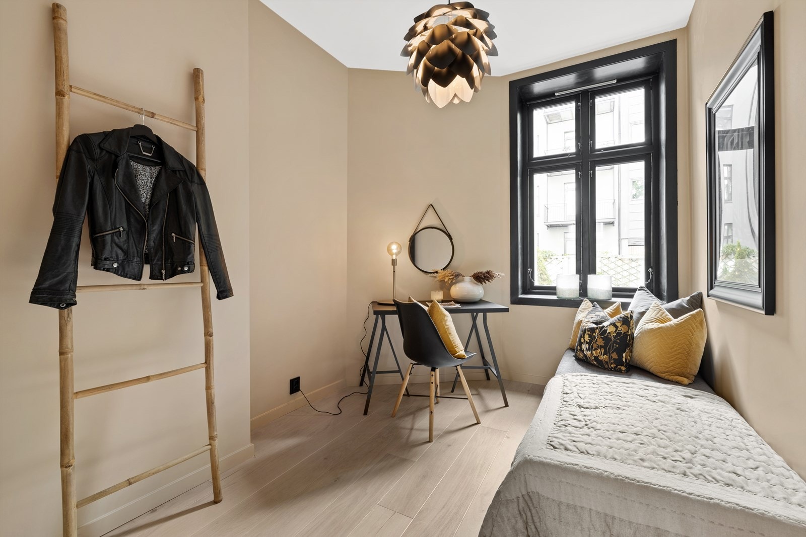 Boligens tredje soverom er malt i en lun og delikat farge og mye naturlig lys som bidrar til en lun og hyggelig atmosfære Galleribilde