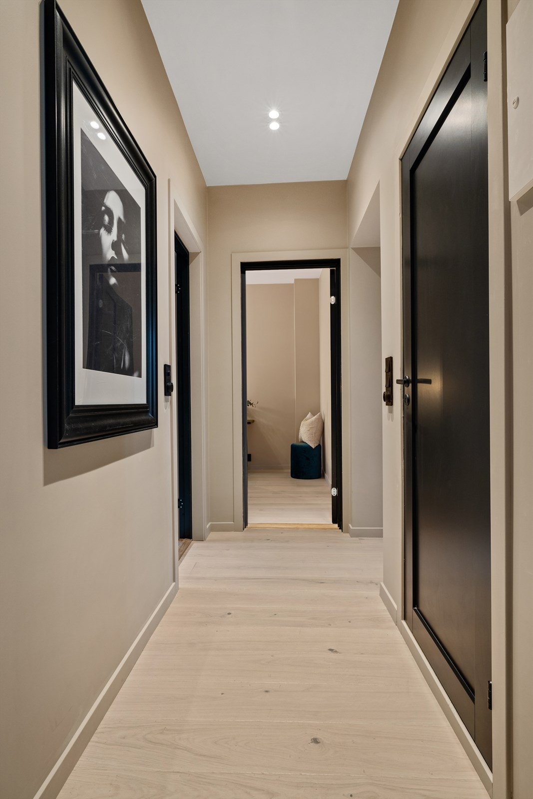 Innbydende entré hvor du enkelt kan henge fra deg yttertøy. Galleribilde