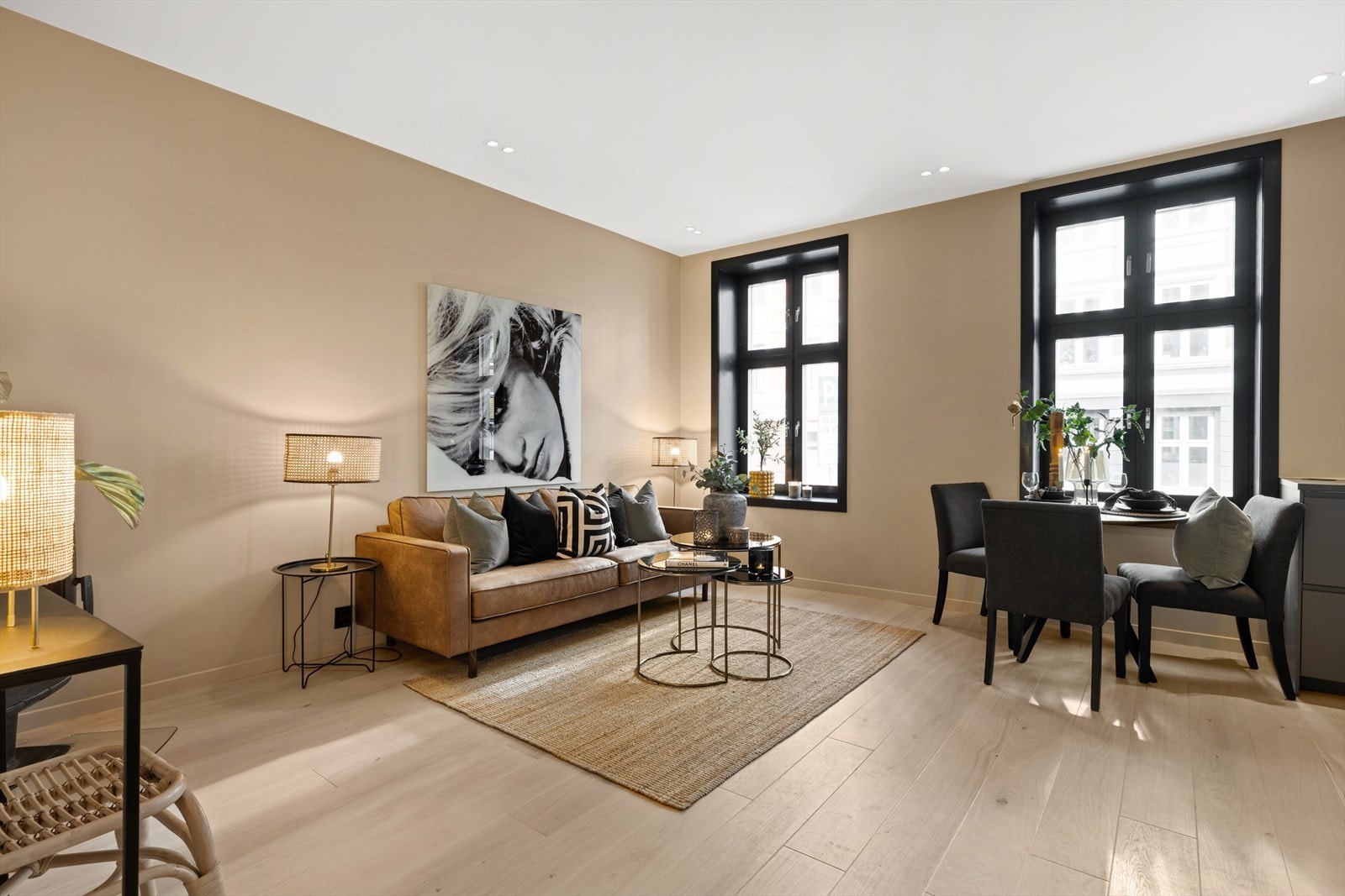 Store vindusflater gir boligen godt med naturlig lys Galleribilde