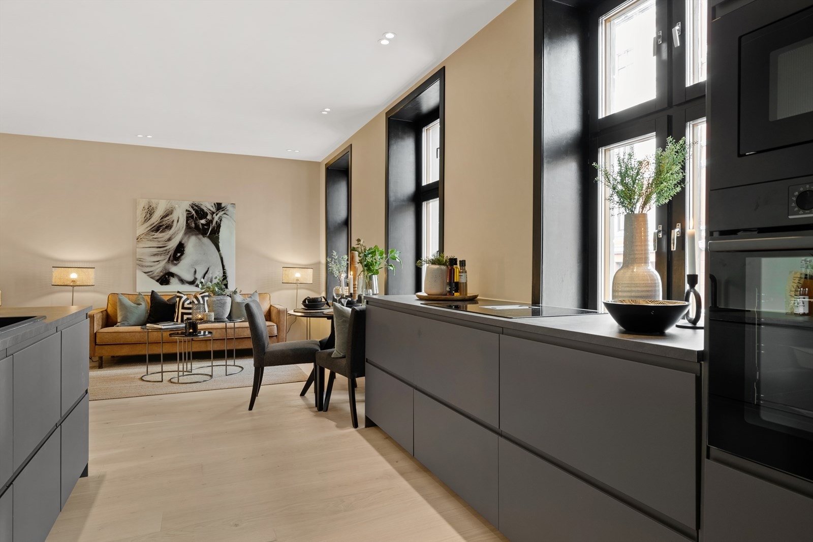 Utstrakt bruk av downlights i boligen Galleribilde