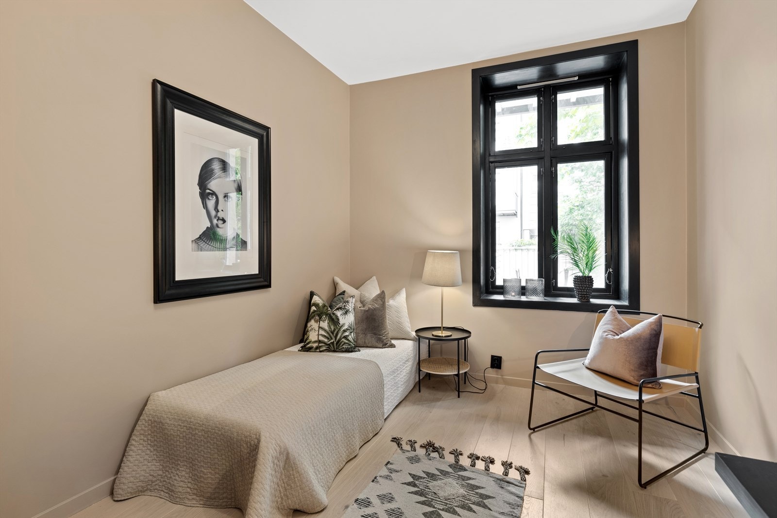 Soverom ll | Rommer god plass til seng, nattbord og garderobeløsning. Galleribilde