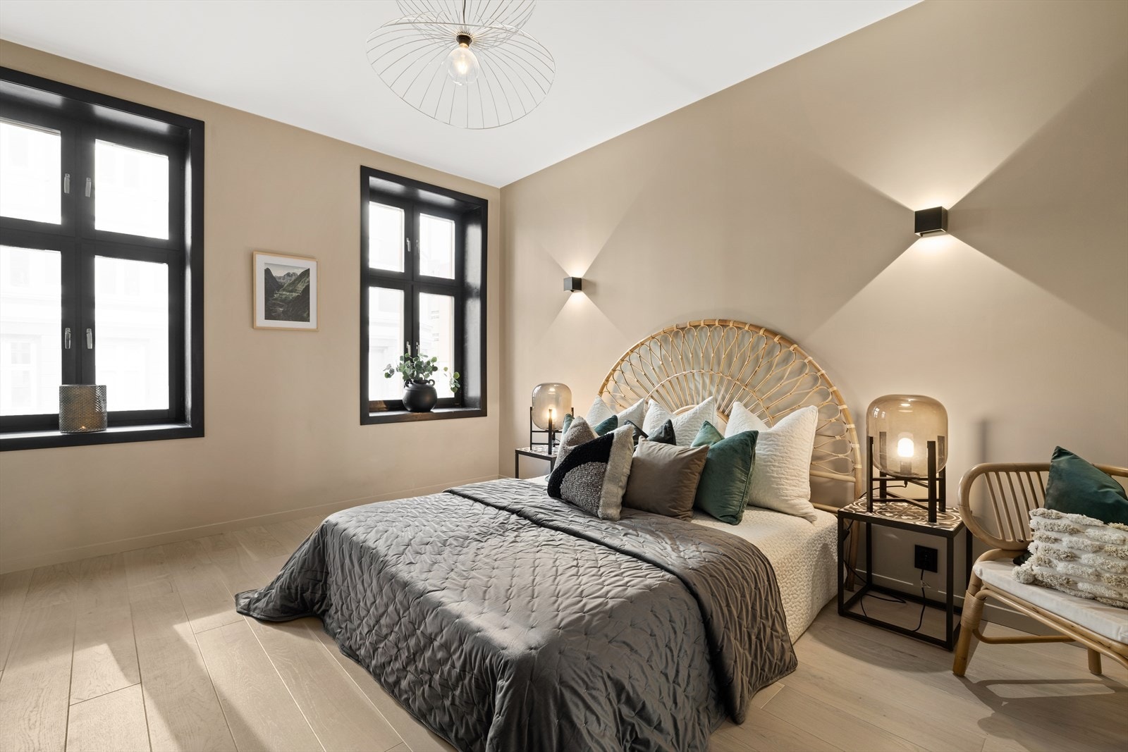 Hovedsoverommet | Rommer god plass til dobbeltseng, nattbord og garderobeløsning Galleribilde