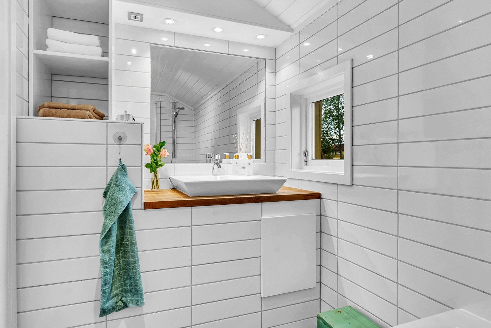 Hovedbadet i boligen fremstår meget tiltalende med flislagte flater og downlights i himlingen. Galleribilde