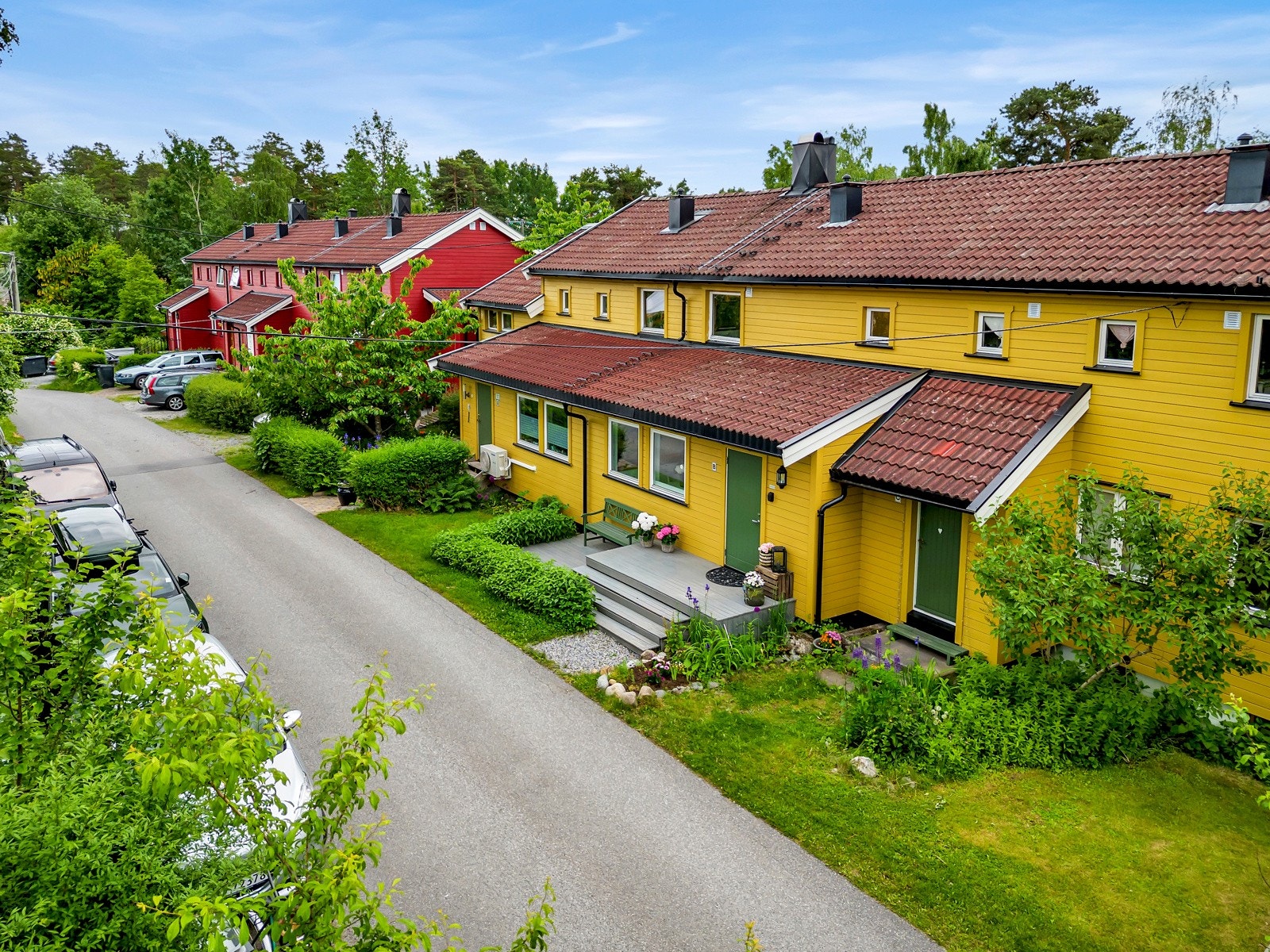 Veldrevet og hyggelig borettslag med egne biloppstillingsplasser. Galleribilde