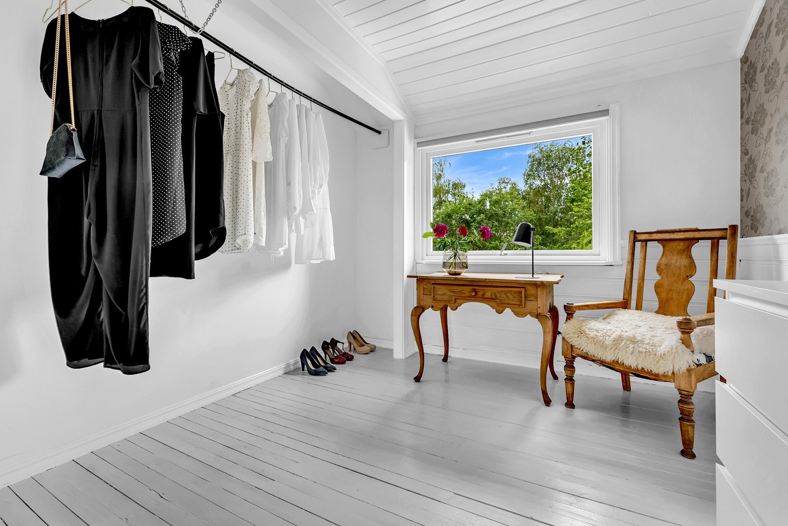 Soverom lll er idag innredet som garderobe. Galleribilde