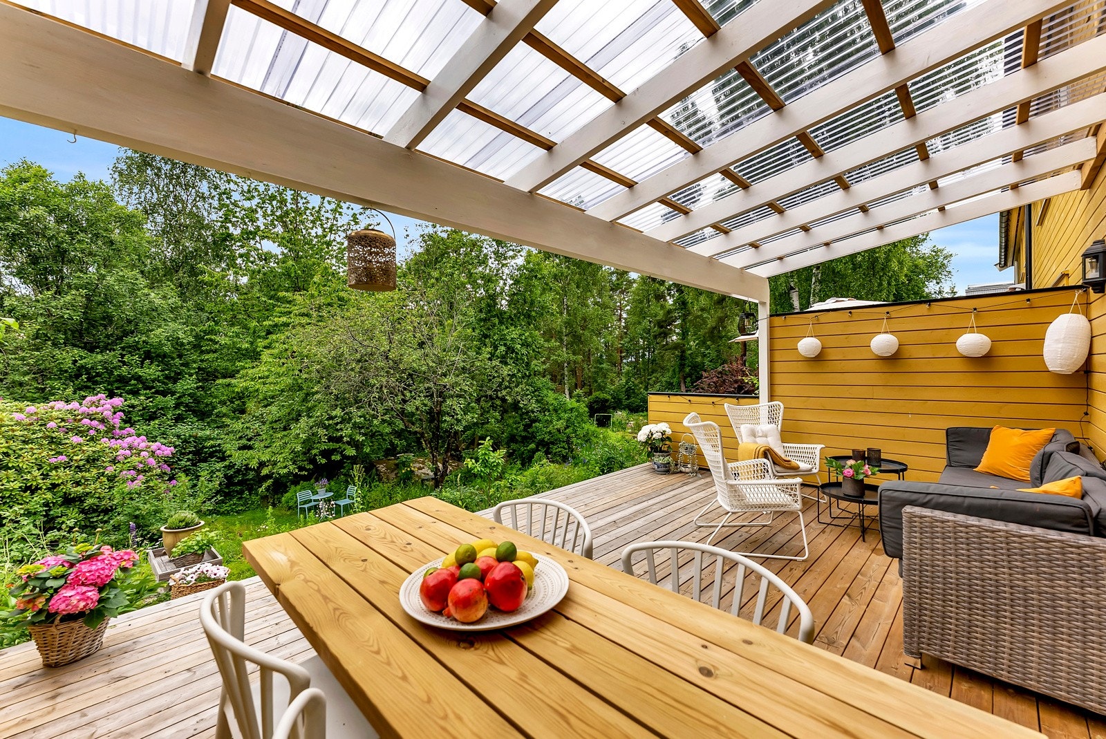 Fra stuen er det utgang til boligens romslige og solrike terrasse med pergula. Galleribilde