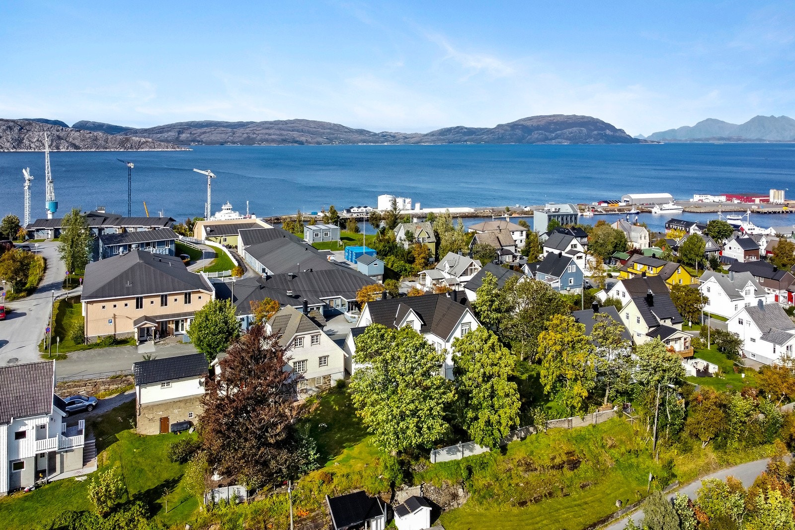 Fra boligen er det bare å ta på seg turskoene og nærmest spasere rett ut i turstien på Åsen. Der er det 360 grader utsikt og løypa strekker seg nesten 8 km. mot Stokka lufthavn. Et populært og bynært turmål som benyttes av befolkningen året rundt. Galleribilde