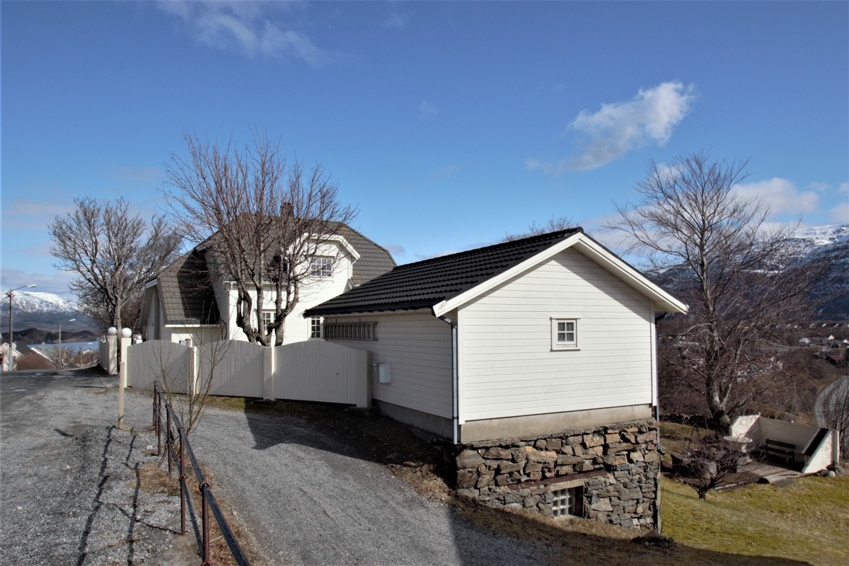 Her skimter man den store hagen i bakkant av boligen, samt bunkeren fra 2. verdenskrig under garasjen. Tomta har optimale solforhold med sol fra soloppgang til sent på kvelden midtsommers. Galleribilde