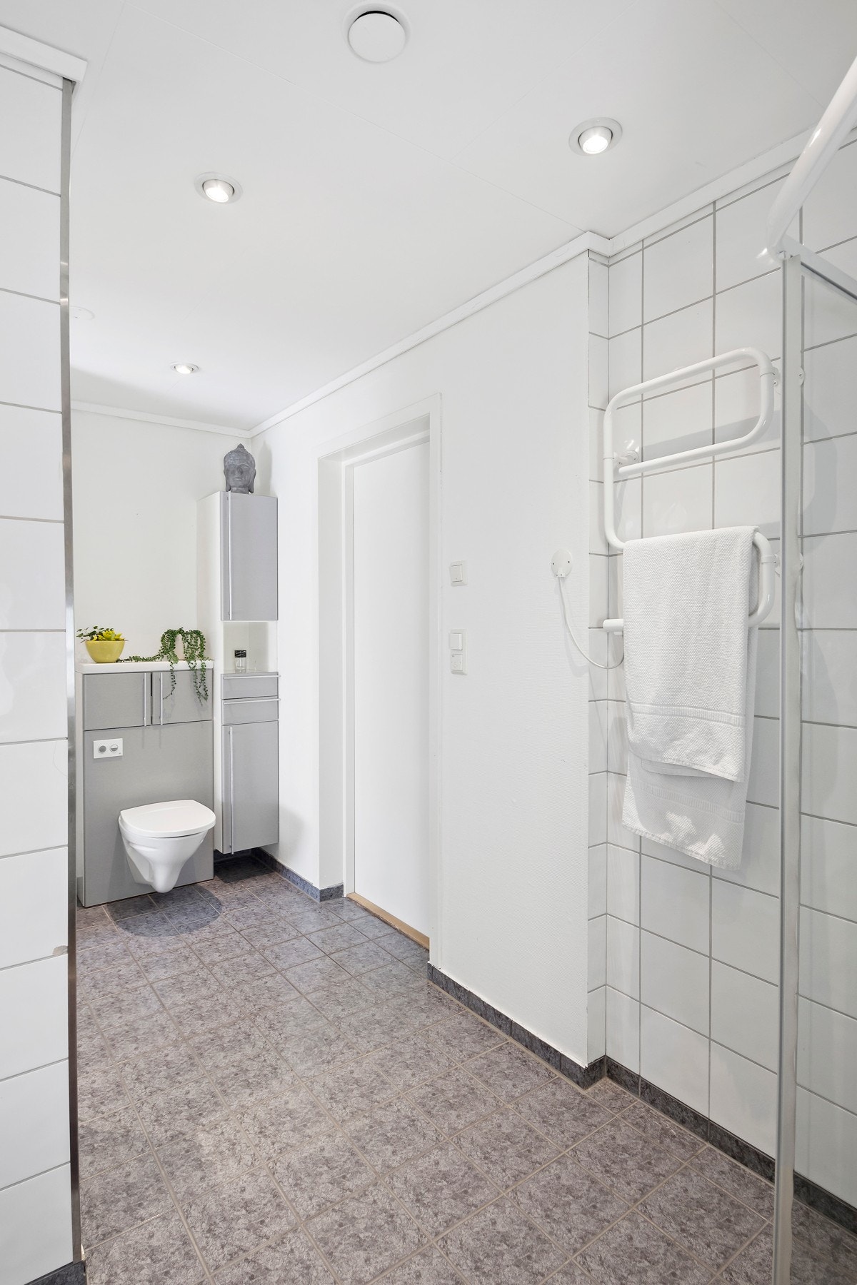 Badet har fliser med varmekabler på gulv og fliser og malestrie på vegg. Både hovedsoverom bad og vakserom ligger alle i nærhet til hverandre som gjør hverdagen litt mer praktisk. Galleribilde