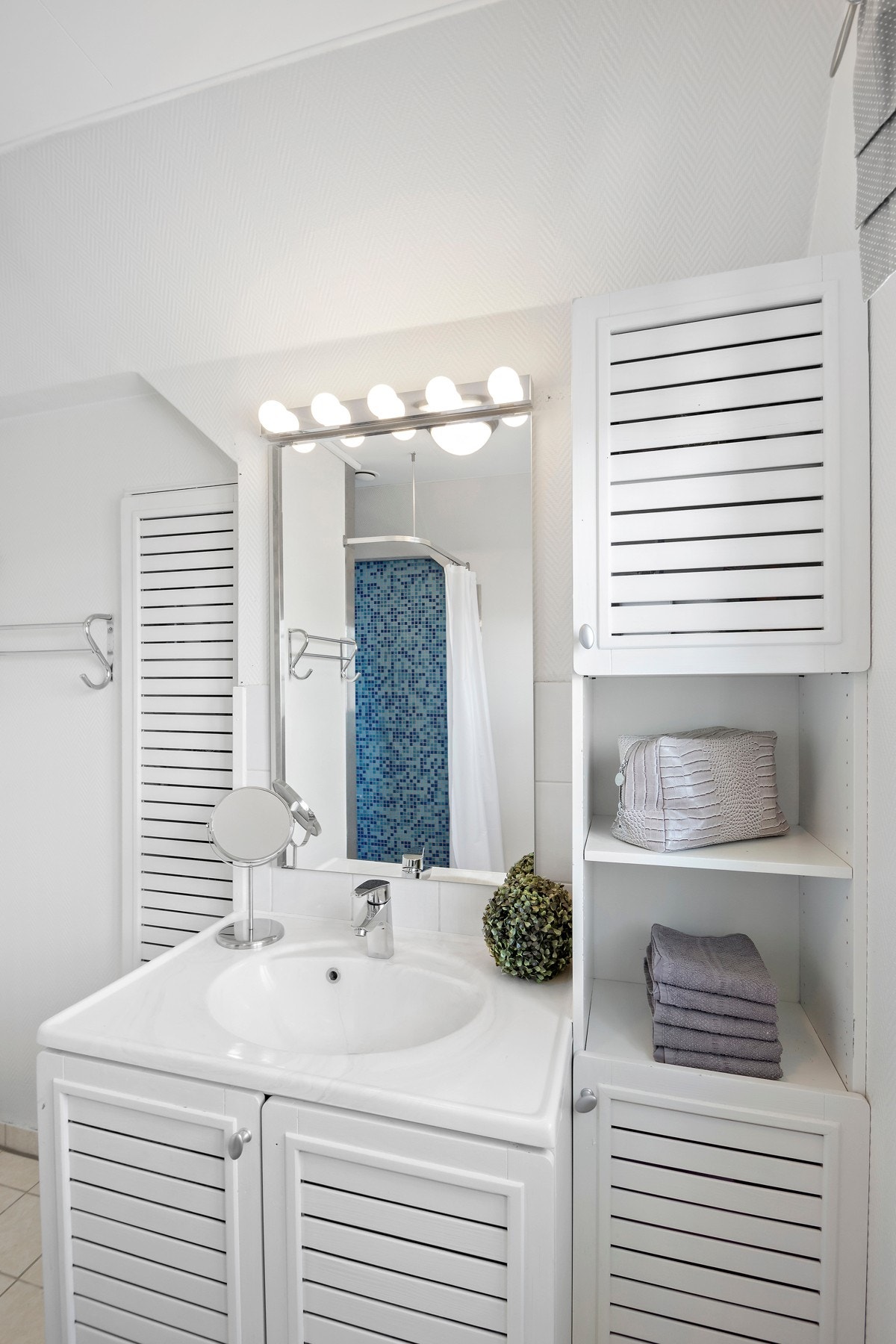 Bad i 2. etg. har dusjnisje, toalett og innredning. Galleribilde