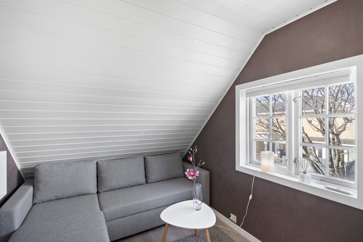 Soverom beliggende mot sørøst med utsyn til Åsgata. Rommet er av nåværende eier benyttet til loftstue. Galleribilde