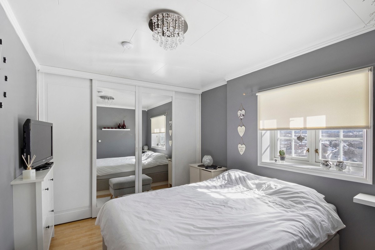 Hovedsoverommet ligger i hovedetasjen og har takhøy skyvedørsgarderobe og godt med plass til dobbeltseng med tilhørende møblement. Galleribilde